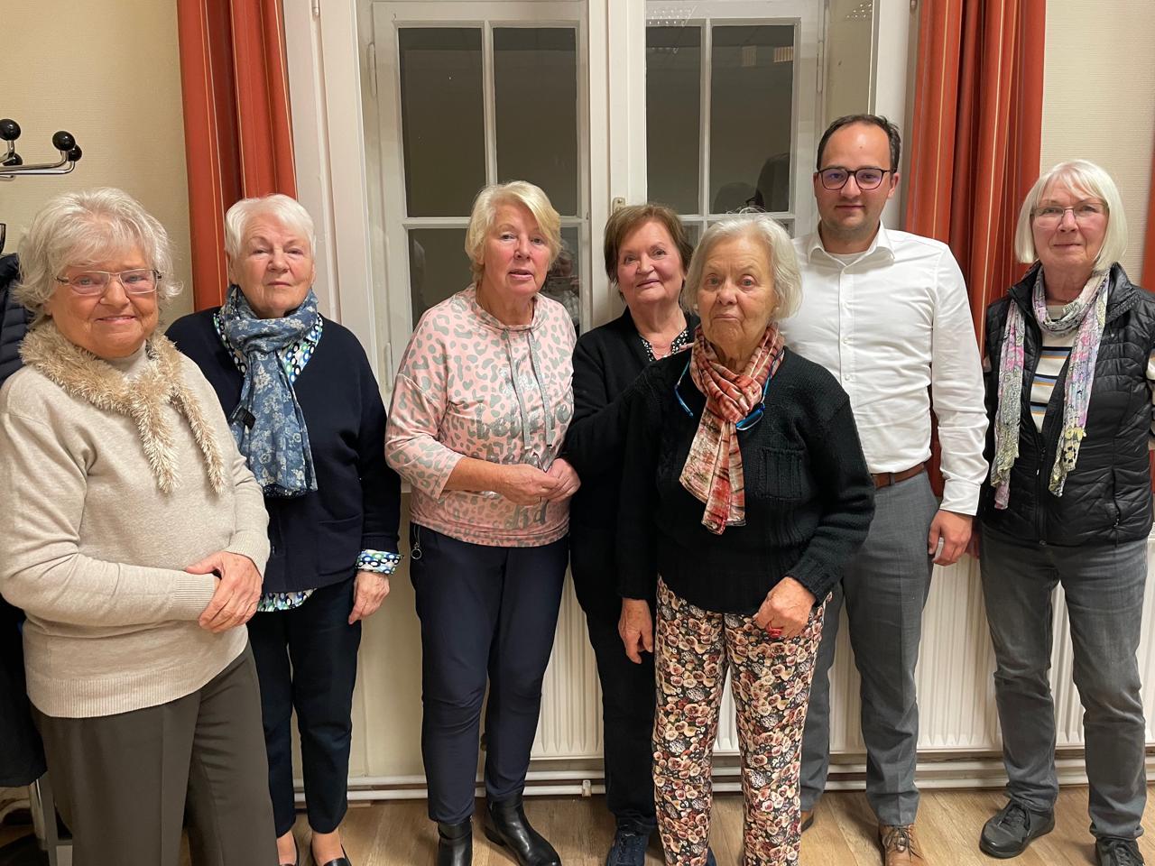 Am Treffen teilnahmen Edith Schwanitz, Helma Born, Heike Siebe, Elke Jger,
Ursula Lindner, Joshua Hrstermann, Sigrid Timpe (siehe Foto von links) -
und Christiane Nicolai, die das Foto gemacht hat
